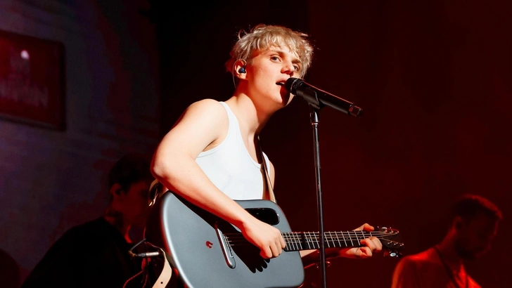 В чем смысл нового трека Вани Дмитриенко «Шелк»: разбор с психологом